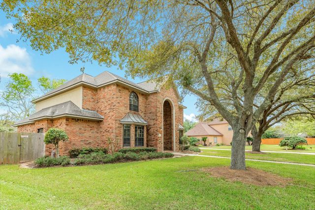 95 Rosewood Street, Lake Jackson, TX 77566