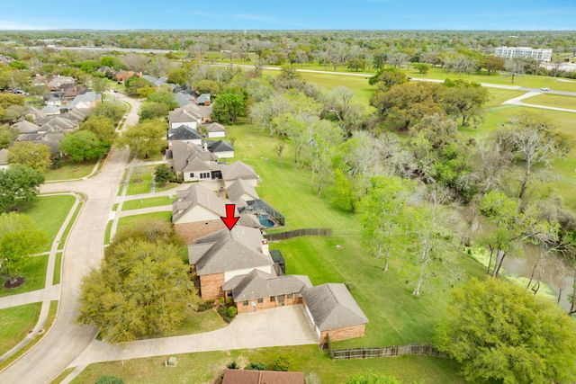 95 Rosewood Street, Lake Jackson, TX 77566