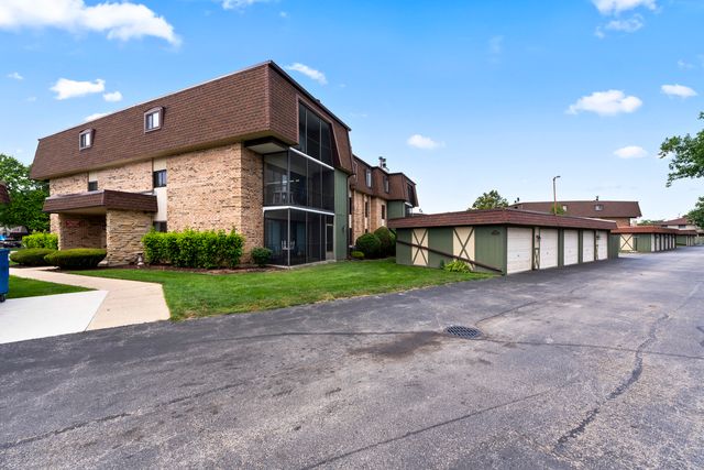 11138 Center Road D22, Palos Hills, IL 60465