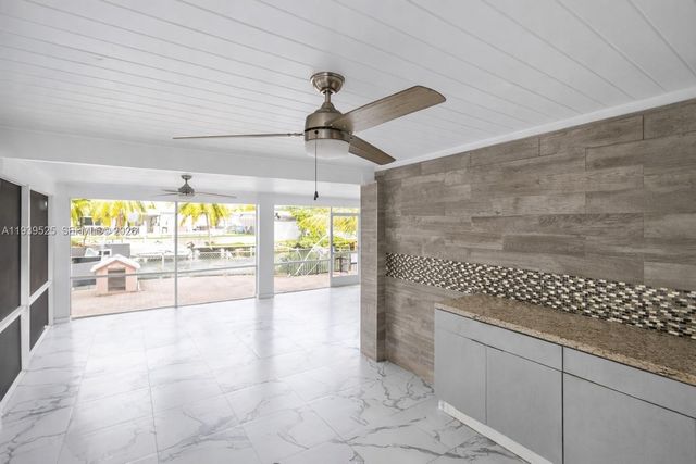 10981 SW 44th St, Miami, FL 33165