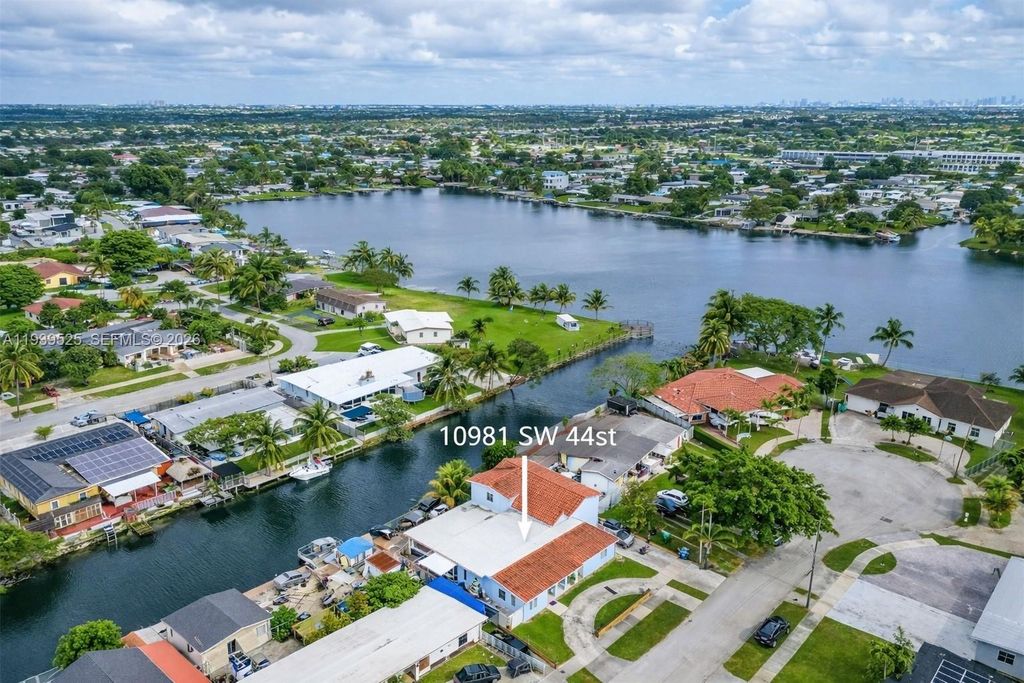 10981 SW 44th St, Miami, FL 33165