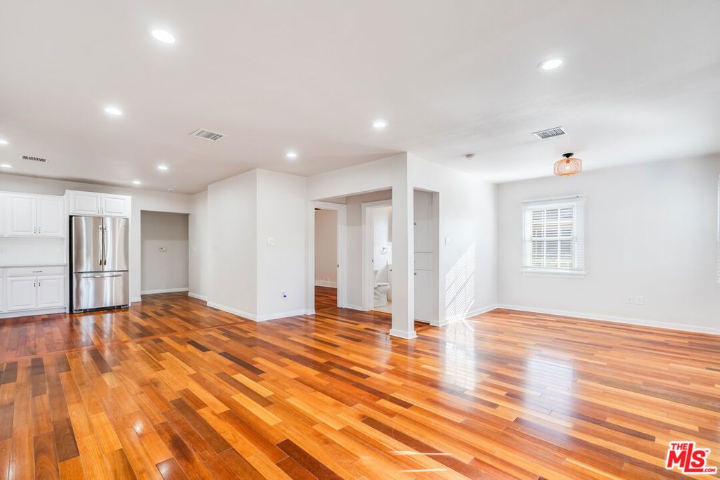 Image 6 of property listing at 14043 Calvert Street, Van Nuys, CA 91401