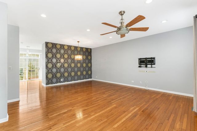 375 N Commerce Street, Aurora, IL 60504