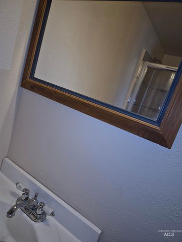 602 7th Ave W, Gooding, ID 83330