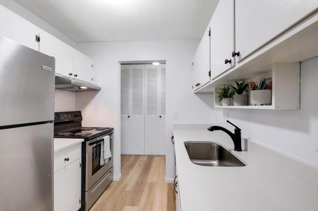 2800 Hillsboro Avenue N 220, New Hope, MN 55427