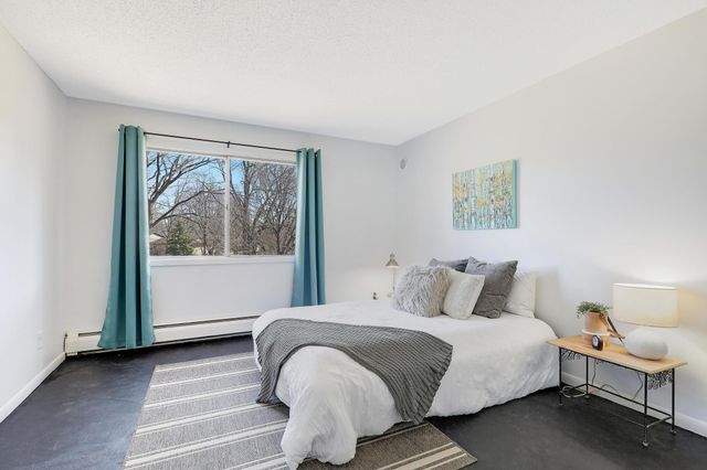 2800 Hillsboro Avenue N 220, New Hope, MN 55427