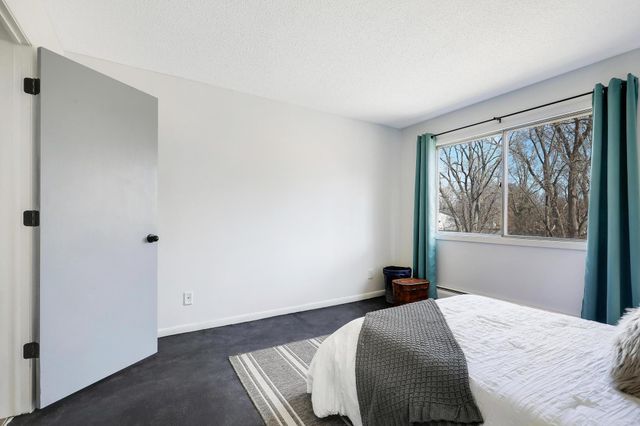 2800 Hillsboro Avenue N 220, New Hope, MN 55427