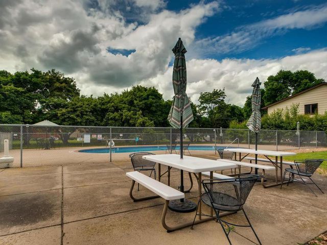 2800 Hillsboro Avenue N 220, New Hope, MN 55427