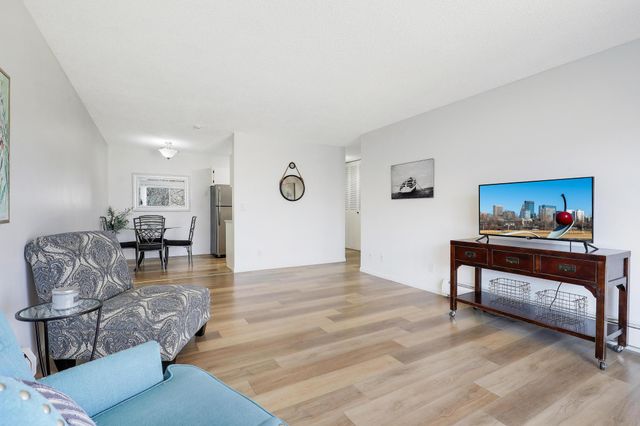 2800 Hillsboro Avenue N 220, New Hope, MN 55427