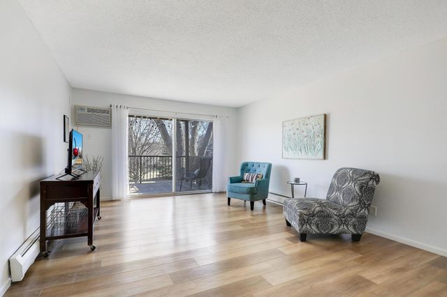 2800 Hillsboro Avenue N 220, New Hope, MN 55427