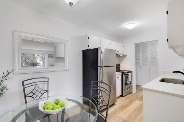 2800 Hillsboro Avenue N 220, New Hope, MN 55427