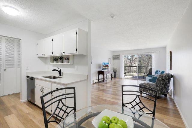 2800 Hillsboro Avenue N 220, New Hope, MN 55427