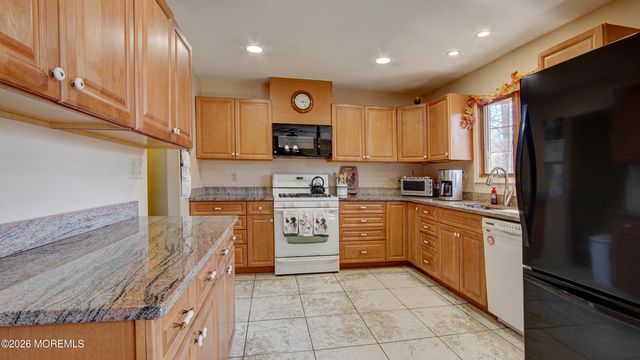 11 Sheffield Drive, Manalapan, NJ 07726