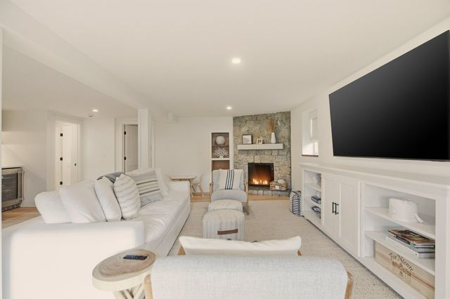 8 Kerins Terrace, Newport, RI 02840