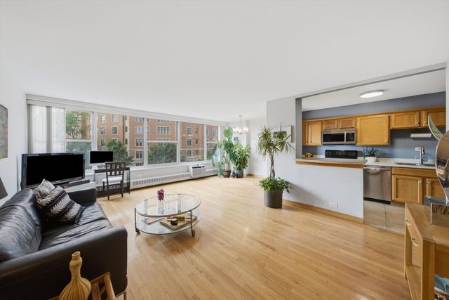 3900 N Lake Shore Drive 4B, Chicago, IL 60613