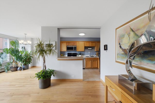 3900 N Lake Shore Drive 4B, Chicago, IL 60613