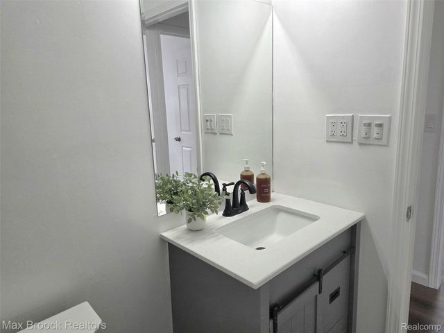 20916 Pinecrest Street, Taylor, MI 48180