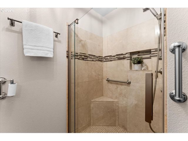 5008 HARTFORD Pl, Lake Oswego, OR 97035