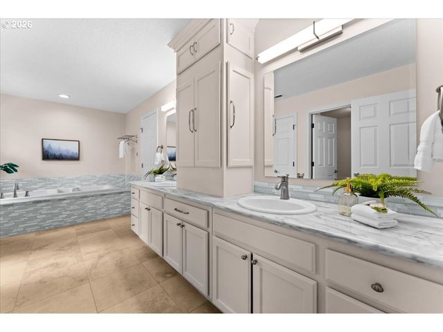 5008 HARTFORD Pl, Lake Oswego, OR 97035