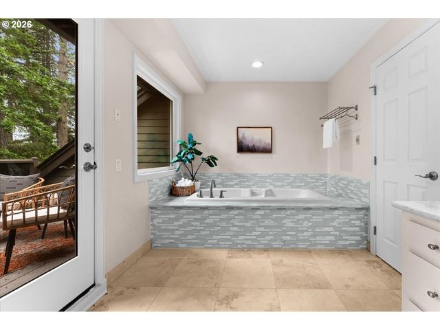5008 HARTFORD Pl, Lake Oswego, OR 97035