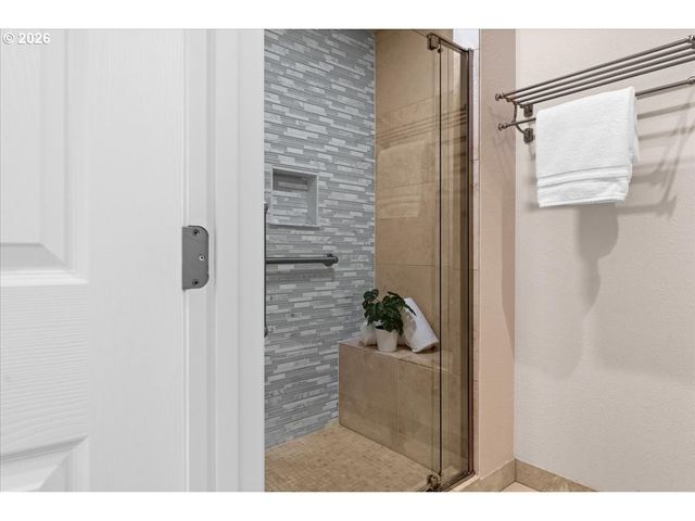 5008 HARTFORD Pl, Lake Oswego, OR 97035