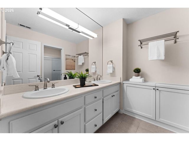 5008 HARTFORD Pl, Lake Oswego, OR 97035