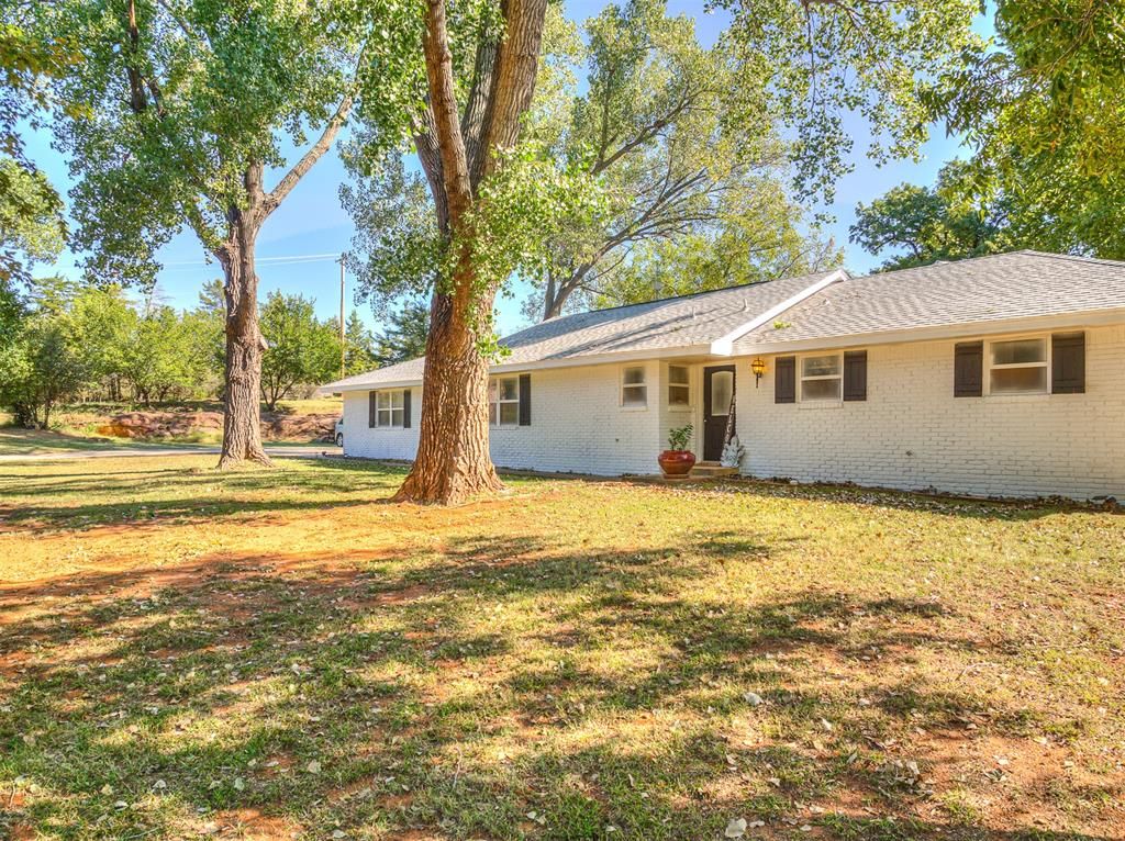 Image 11 of property listing at 12724 S Coltrane Road, Edmond, OK 73034