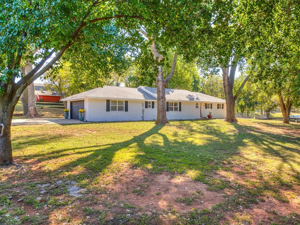 Image 14 of property listing at 12724 S Coltrane Road, Edmond, OK 73034