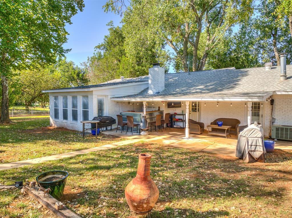 Image 16 of property listing at 12724 S Coltrane Road, Edmond, OK 73034