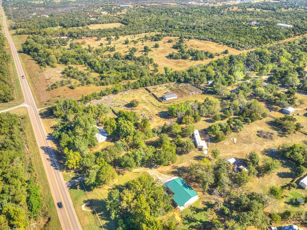Image 3 of property listing at 12724 S Coltrane Road, Edmond, OK 73034