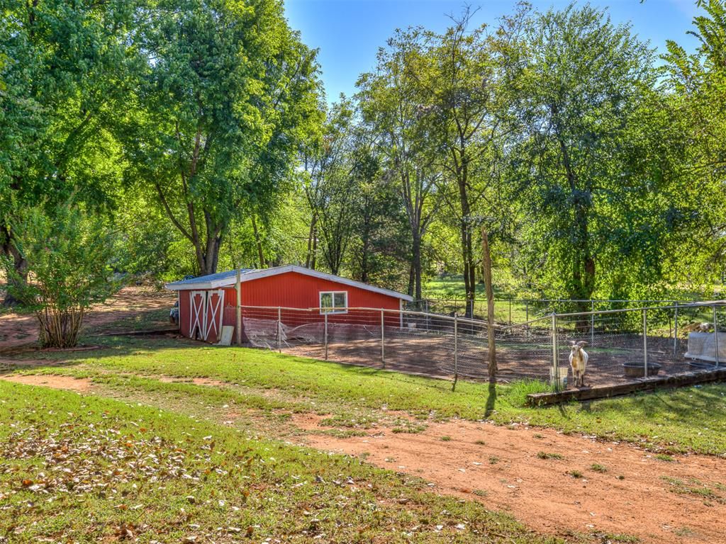 Image 27 of property listing at 12724 S Coltrane Road, Edmond, OK 73034