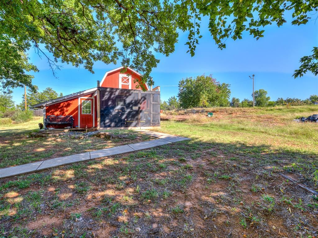 Image 29 of property listing at 12724 S Coltrane Road, Edmond, OK 73034