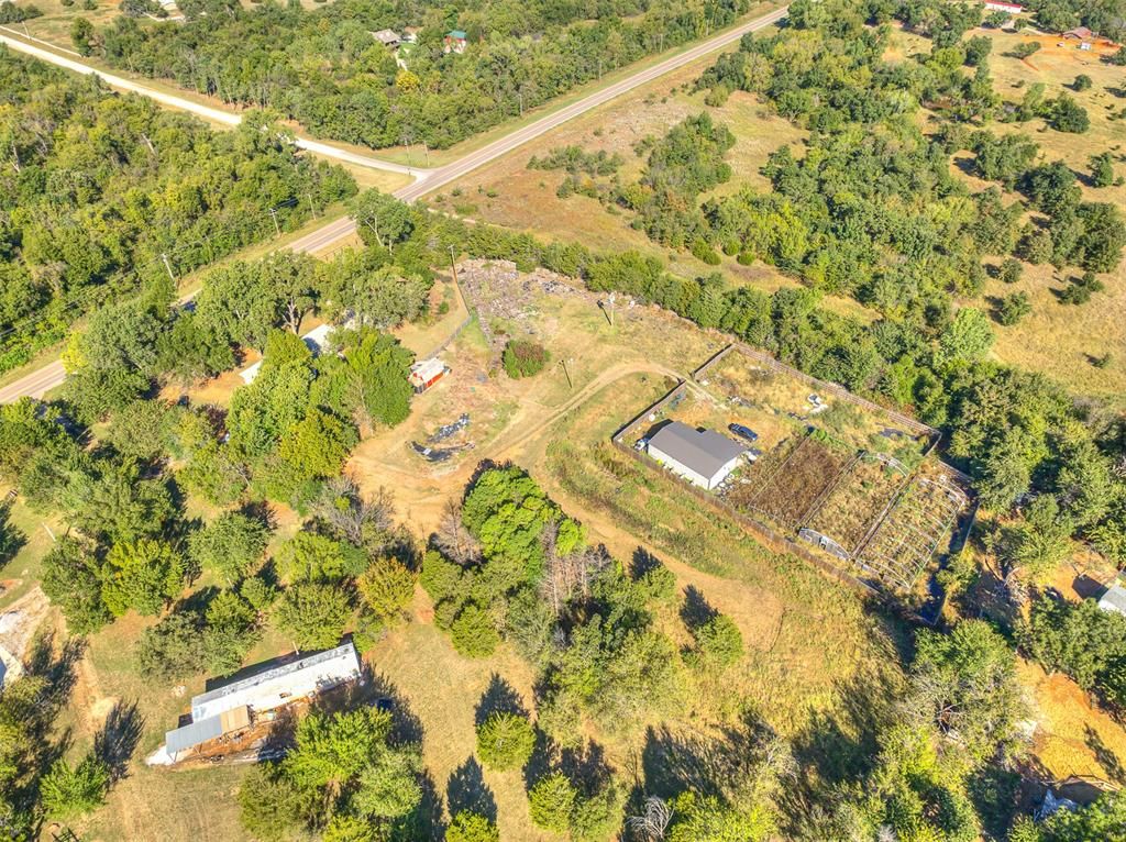 Image 6 of property listing at 12724 S Coltrane Road, Edmond, OK 73034