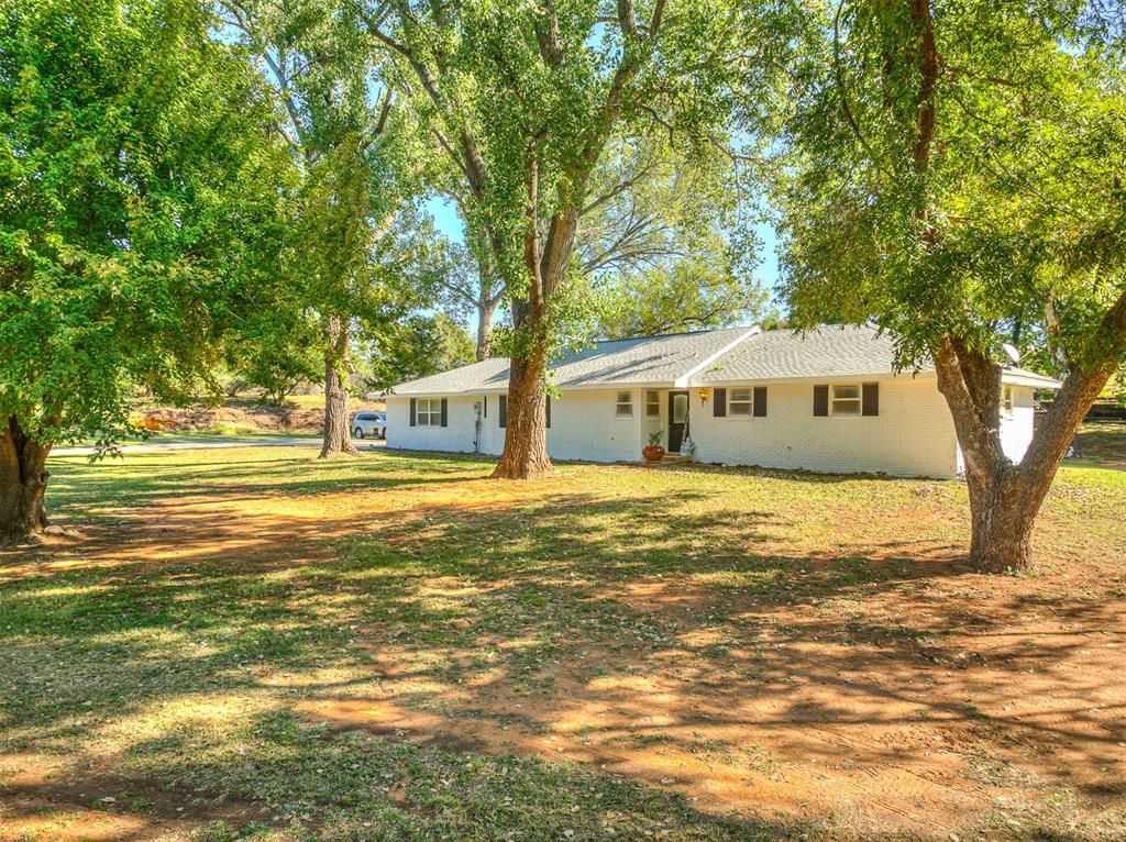 Image 10 of property listing at 12724 S Coltrane Road, Edmond, OK 73034