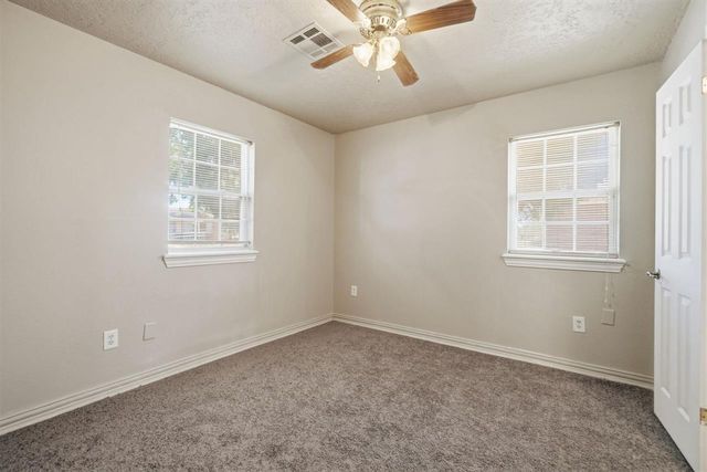 3004 NE Pioneer Blvd, Lawton, OK 73507