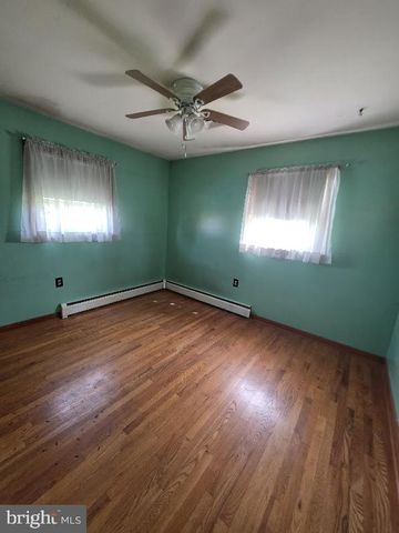 5 HEATHERWOOD CIR, Middletown, PA 17057