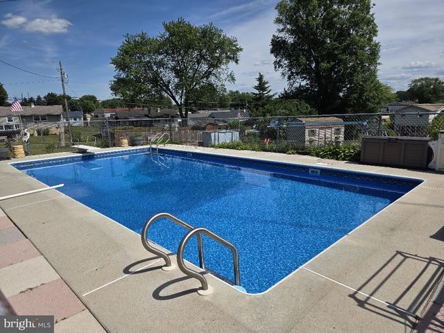 5 HEATHERWOOD CIR, Middletown, PA 17057
