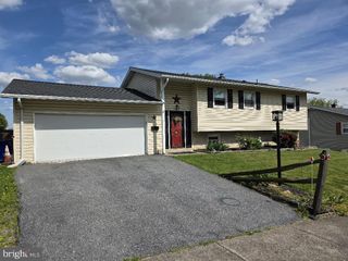 5 HEATHERWOOD CIR, Middletown, PA 17057