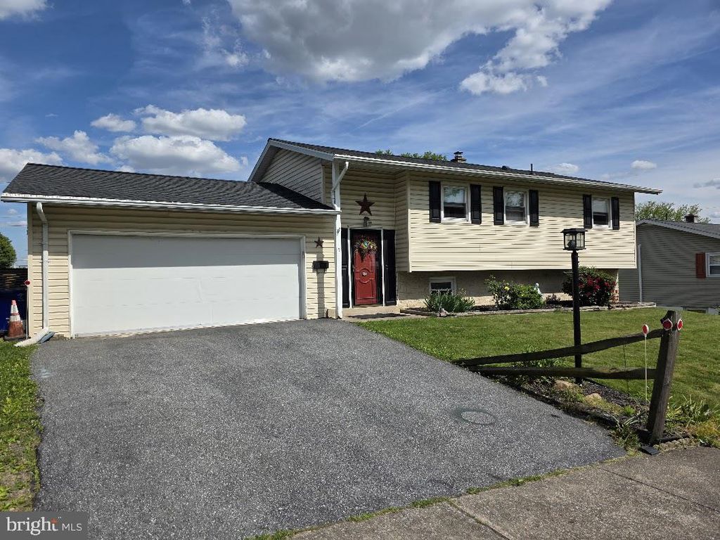 5 HEATHERWOOD CIR, Middletown, PA 17057