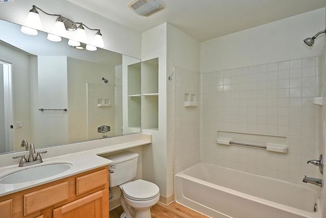 280 Caldecott Ln 221, Oakland, CA 94618