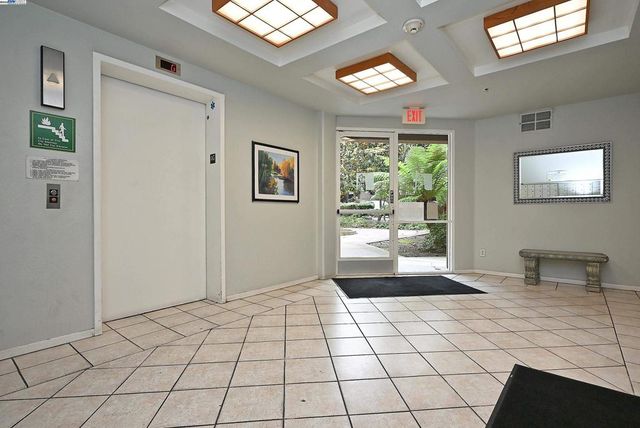 280 Caldecott Ln 221, Oakland, CA 94618