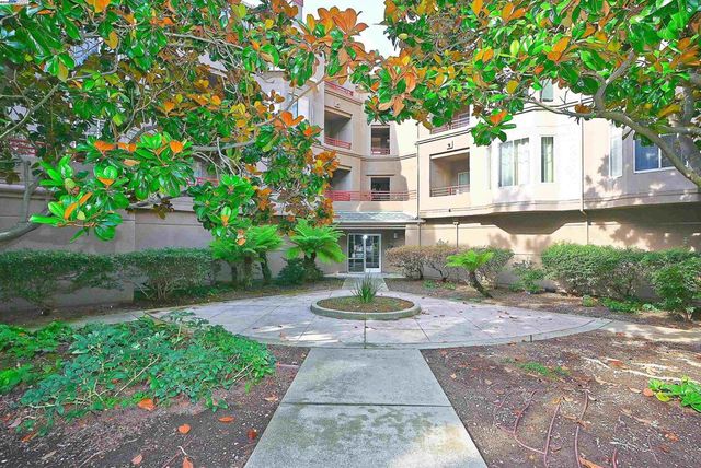 280 Caldecott Ln 221, Oakland, CA 94618