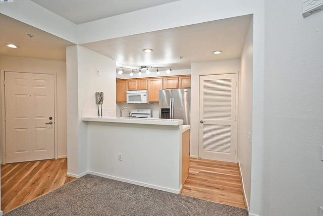 280 Caldecott Ln 221, Oakland, CA 94618