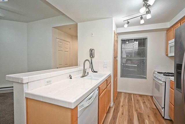 280 Caldecott Ln 221, Oakland, CA 94618