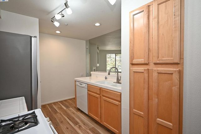 280 Caldecott Ln 221, Oakland, CA 94618