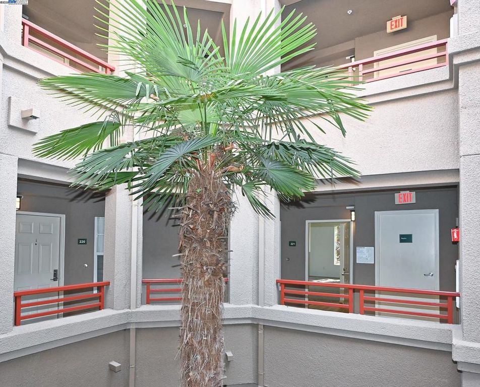 280 Caldecott Ln 221, Oakland, CA 94618