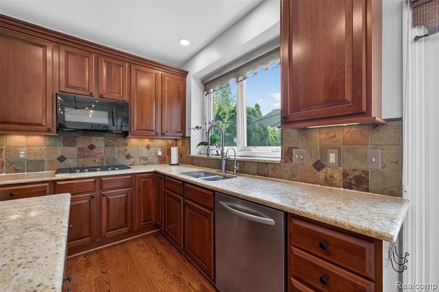 41621 Hempshire Street, Novi, MI 48375