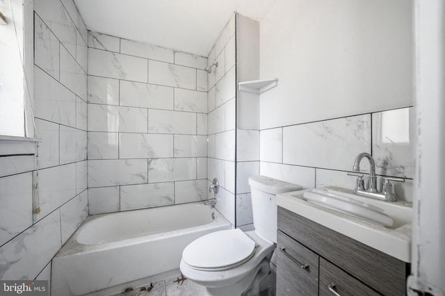25 N WYCOMBE AVE, Lansdowne, PA 19050