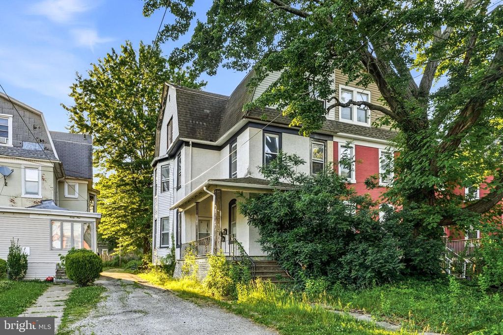 25 N WYCOMBE AVE, Lansdowne, PA 19050