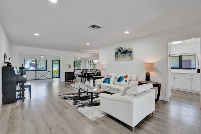 2042 SW 17th Circle, Deerfield Beach, FL 33442